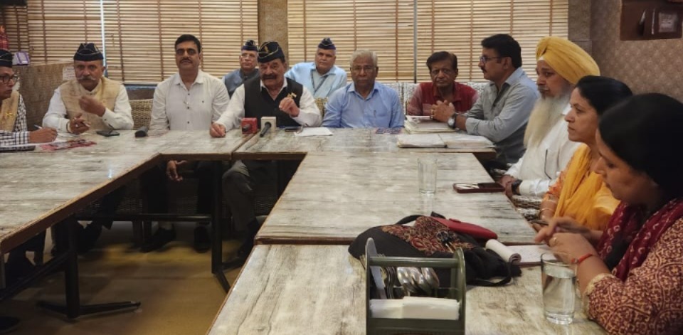 प्रेस वार्ता को संबोधित करते हुये कर्नल तेजेन्द्र पाल त्यागी साथ मे है डा पावन कोशिक , डा आर के आर्या , मुकेश अग्रवाल एवं अन्य