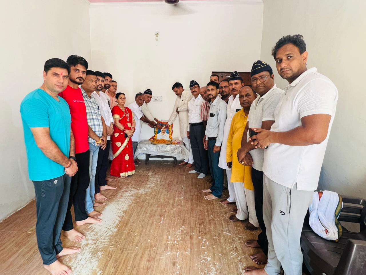 आज 28 सितंबर 2025 को गाजियाबाद के आकाश नगर, मंगल बाजार रोड पर भगत सिंह की जयंती के मौके पर राष्ट्रीय सैनिक संस्था के सदस्यों ने पुष्पांजलि अर्पित किया