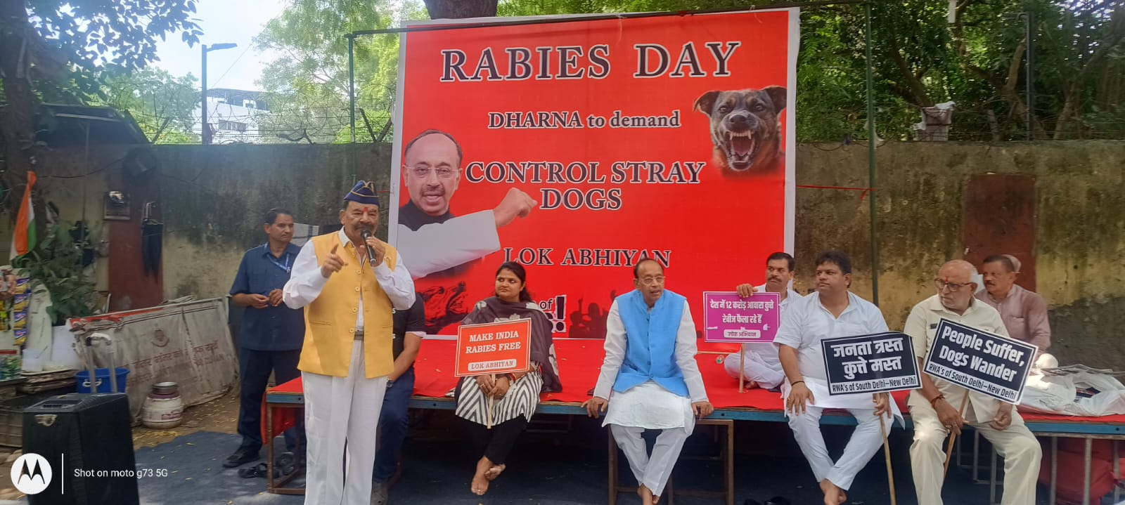 गाजियाबाद के कर्नल तेजेन्द्र पाल त्यागी जंतर मंतर पर धरना प्रदर्शन को कुत्तो की समस्या पर  संबोधित करते हुये | साथ मे है पूर्व मंत्री श्री विजय गोयल एवं अन्य